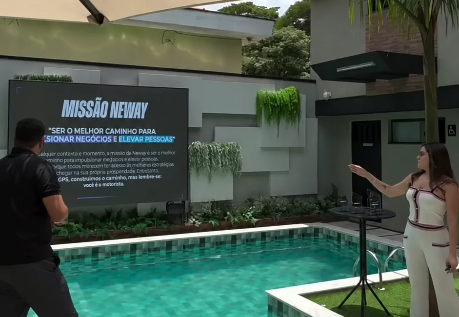 Encontro da Neway com a tela Missão Neway ao lado da piscina