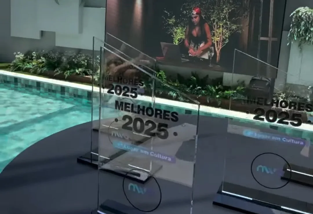 Troféus de acrílico Melhores 2025 com o logotipo da Neway sobre uma mesa à beira da piscina